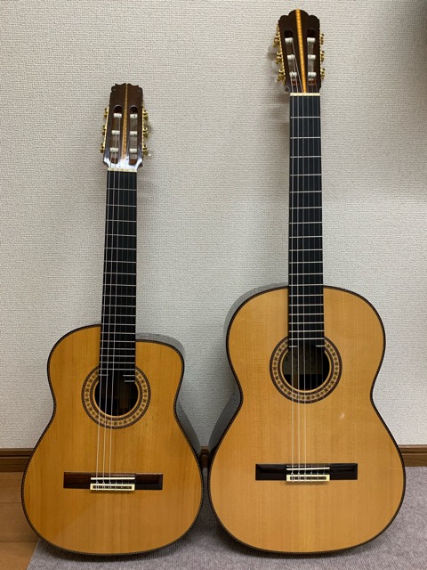 左:アルトギター　右:普通のギター